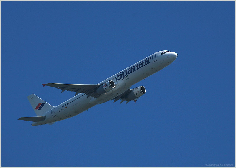 Фотография самолета в небе, сделанная с использованием объектива Canon EF 100-400