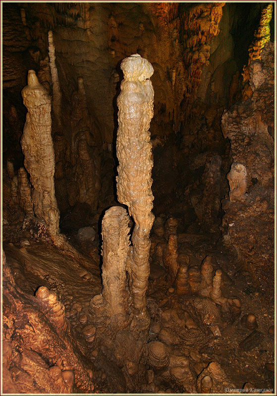 Пещера Эмине Баир Хосар в Крыму. Зал идолов. Съемка со вспышкой
