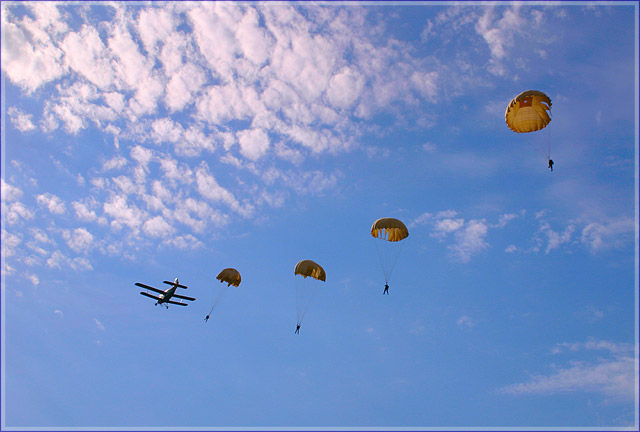 Парашютисты в небе. прыжки с парашютом. Фото