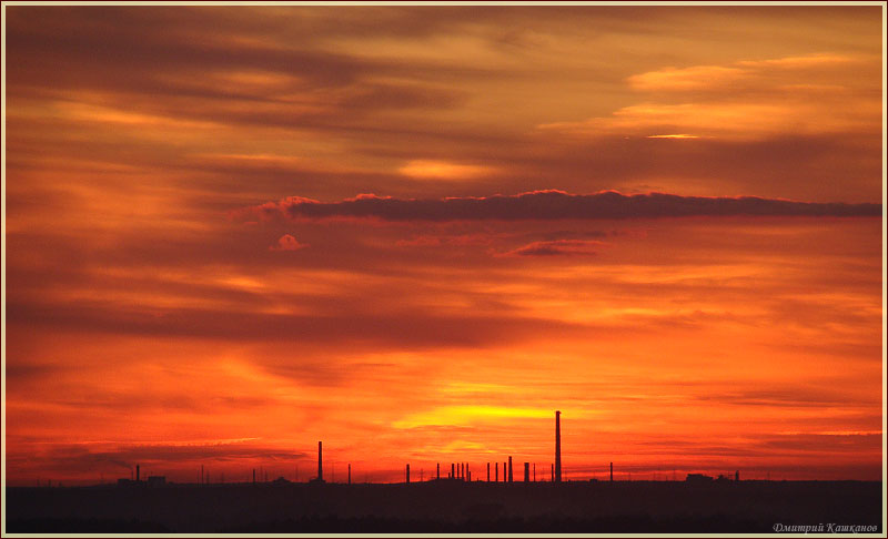 Вечерний пейзаж после захода Солнца. Красные облака