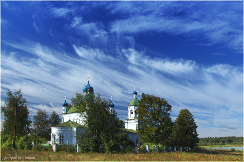 Красивый летний пейзаж с перистыми облаками и церковью