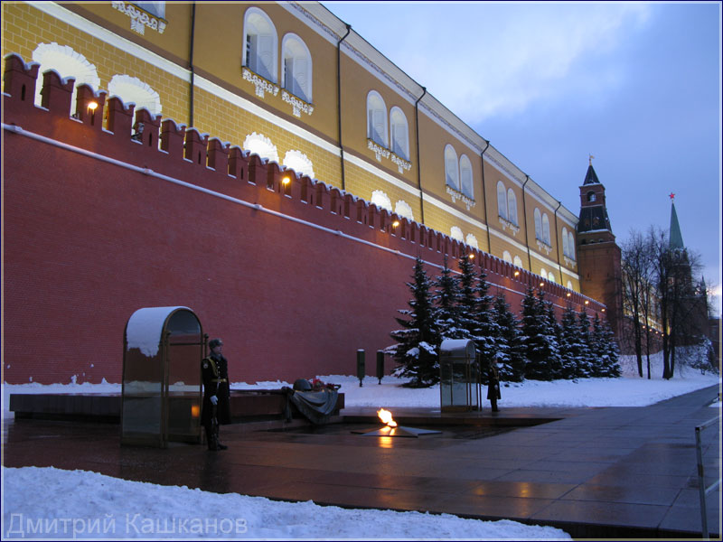Вечный огонь у кремлевской стены. Ночная Москва Фото.