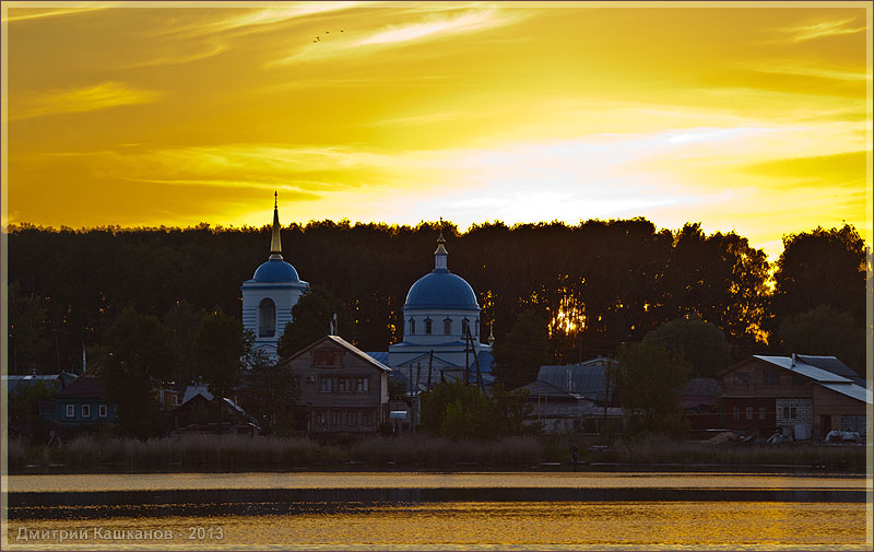 Желтый закат. Церковь на берегу озера. Летние пейзажи