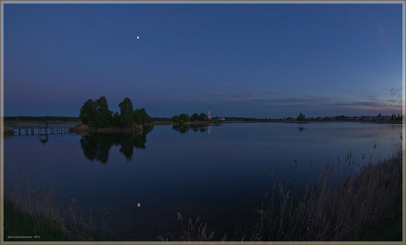 Тихая ночь над озером. Отражение луны в воде