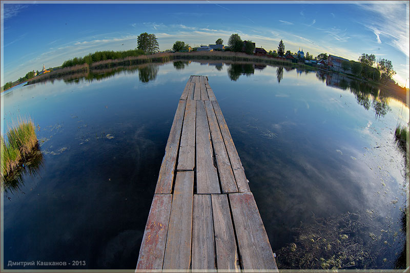 Мостки над озером. Фото Фишай