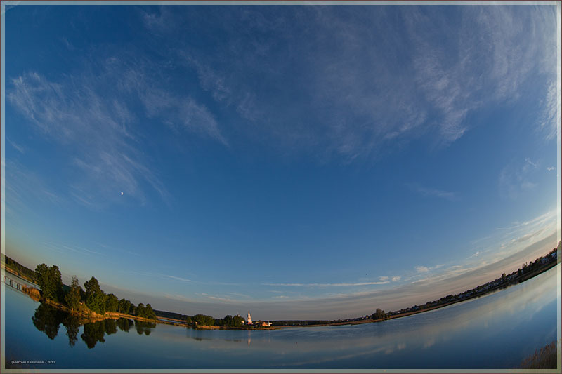 Атмосферная фотография с церковью и озером. FishEye 