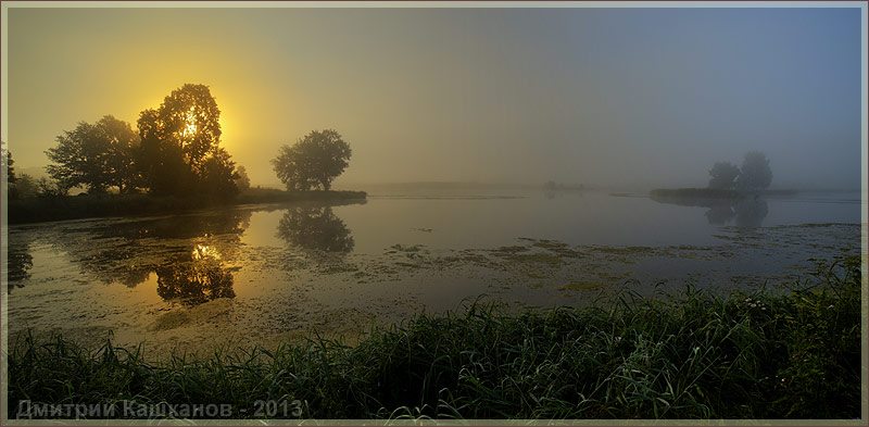 Восход солнца. Туман над озером. Панорама