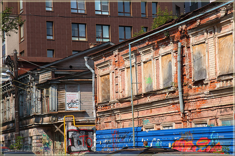 ул. Алексеевская. Старые дома на фоне современного здания. Старый Нижний Новгород
