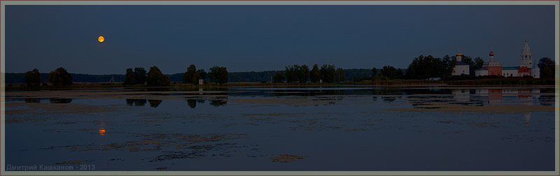 Ночная панорама. Луна над озером. Спящий монастырь