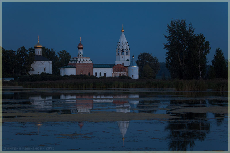 Синие сумерки. Фото монастыря на берегу озера. Ворсма. Нижегородская область
