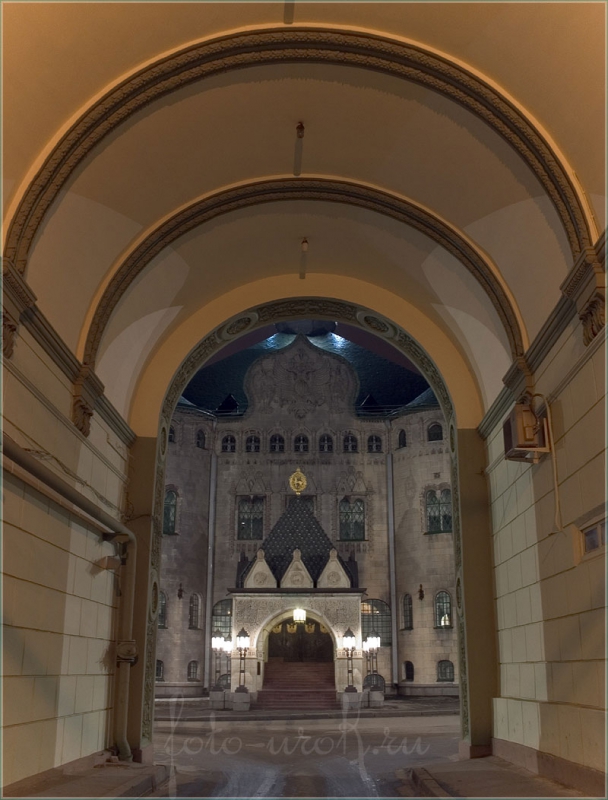 Здание госбанка. Взгляд из арки на ул. Большая Покровская