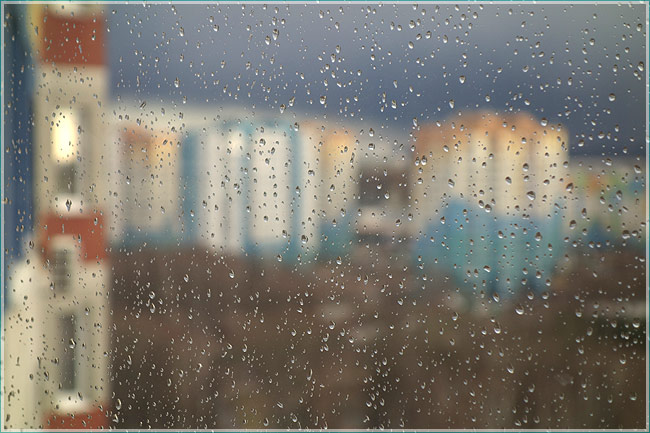 Дождливый весенний день. Капли на стекле. Микрорайон Водный мир