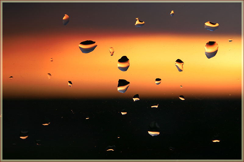 Фотографии закатов. Капли дождя на стекле на фоне заката