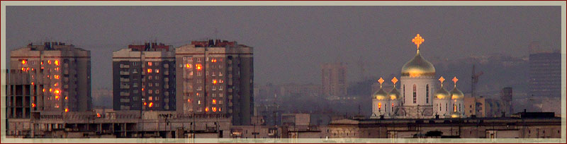 Фотографии закатов. Закат над городом. Храм в лучах заката