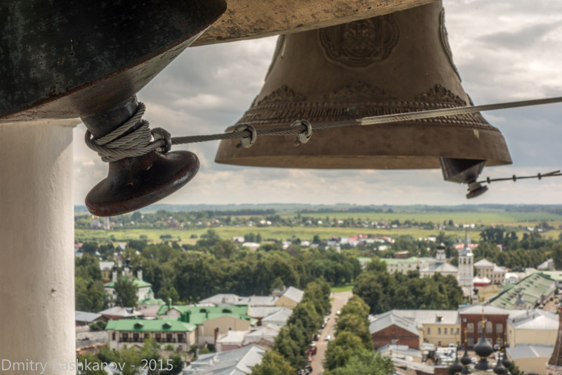 Большие колокола на фоне города. Фотографии Суздаля