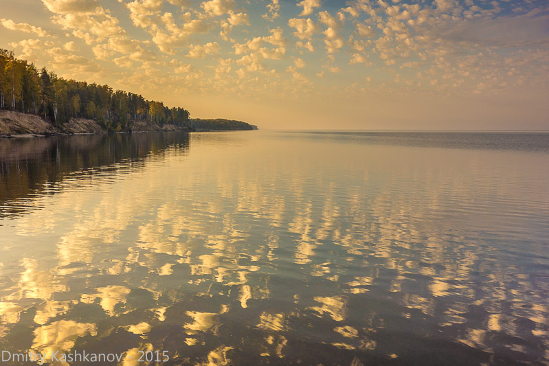 Отражение облаков в Горьковском море. Фото