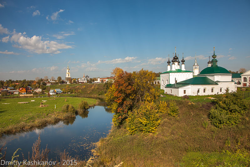 Вид с кремлевского земляного вала на реку Каменку. Суздаль