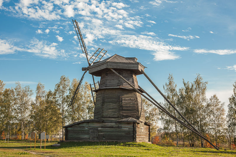 Фото деревянной ветряной мельницы. Суздаль