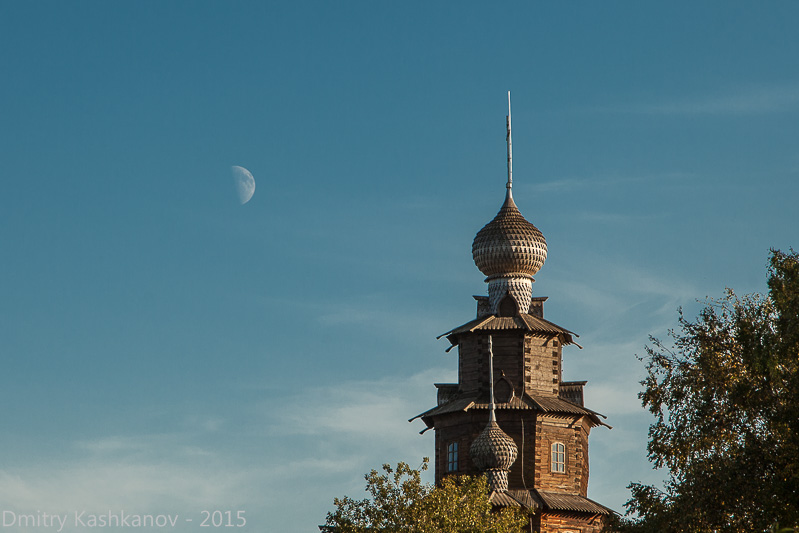 Преображенская церковь и Луна. Фото