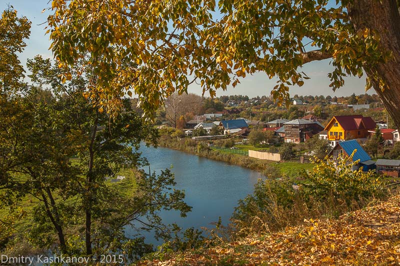 Осень в Суздале. Река Каменка и желтые листья. Фото 2015 года