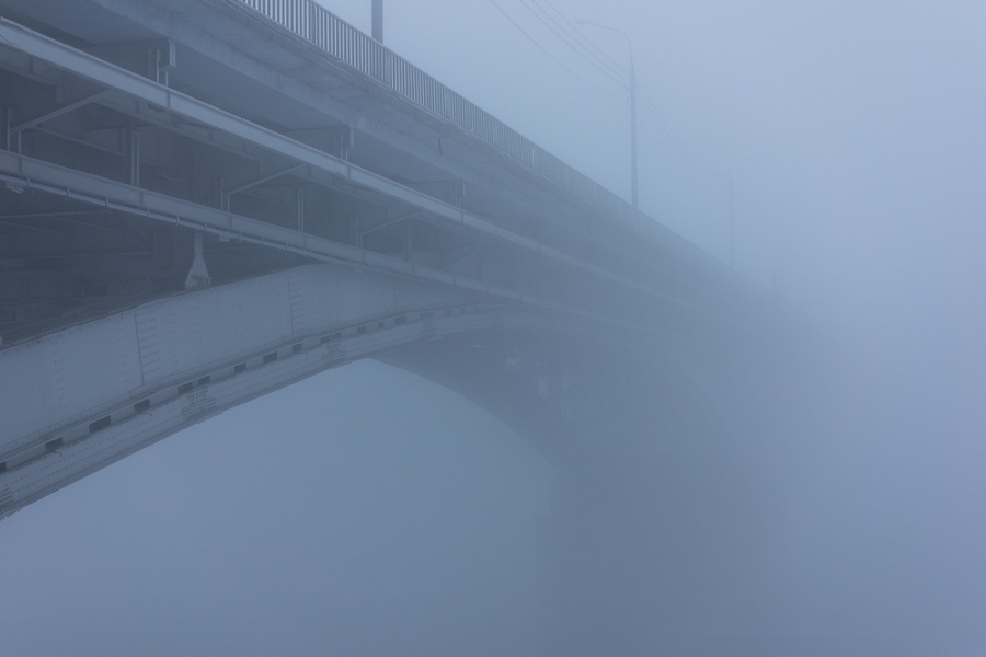 Мост через Оку в густом тумане. Нижний Новгород. Фото