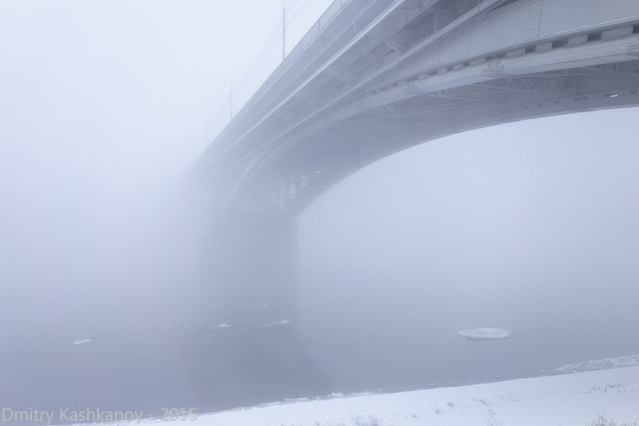 Канавинский мост, теряющийся в тумане. Фото