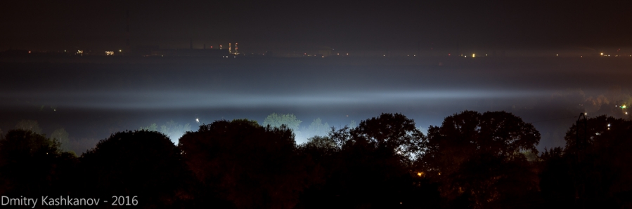 Ночная панорама с туманом, подсвеченным огнями стадиона