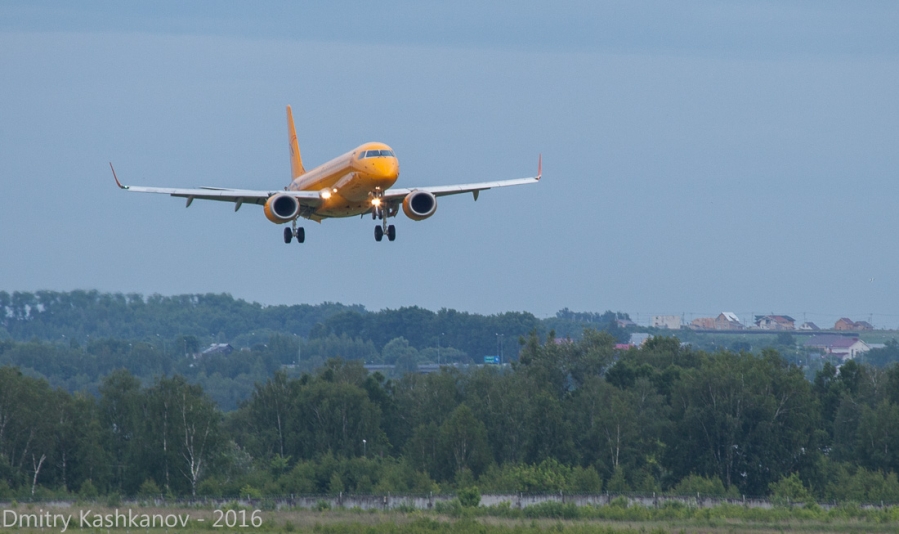 Самолет Embraer 190 заходит на посадку. Фото