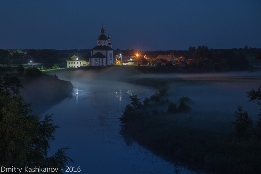 Ночное фото Суздаля. Река Каменка и Ильинская церковь