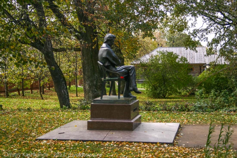 Памятник А.С.Пушкину в болдинской усадьбе