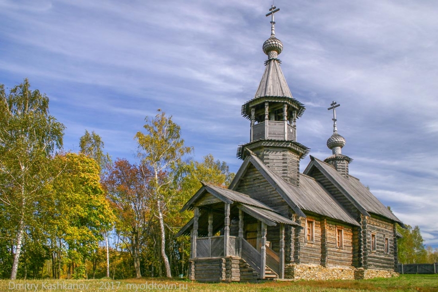 Деревянная церковь в усадьбе Пушкина. Большое Болдино. Осеннее фото