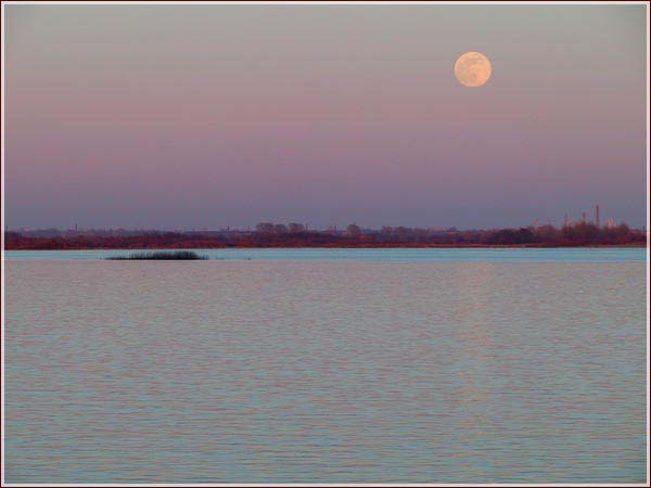 Луна над рекой. Волга. Восход Луны. Ночное фото