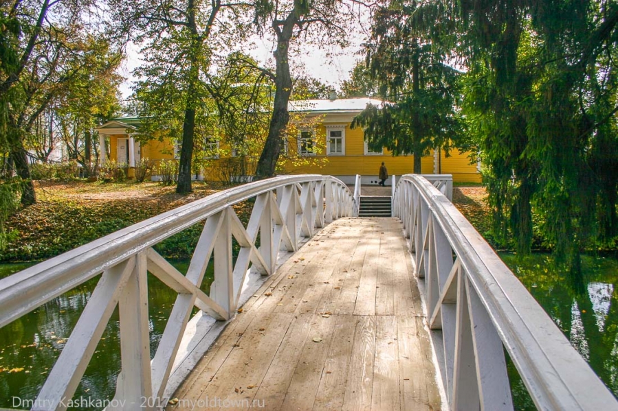 Горбатый мостик и господский дом в усадьбе Пушкина