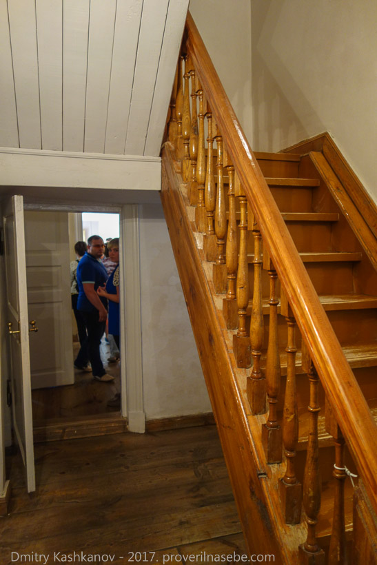 Лестница на второй этаж в господском доме. Усадьба Пушкина в Болдино