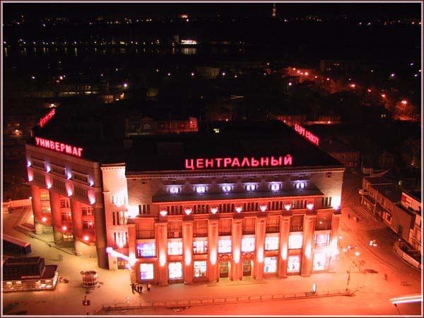 Ночная фотография центрального универмага в Нижнем Новгороде