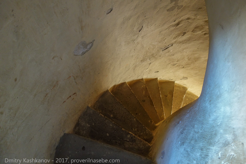 Спуск с малого минарета. Нижний ярус. Лестница и стены после реставрации