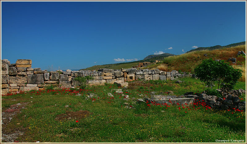 Фото античной крепостной стены. Античный Хиераполис. Турция