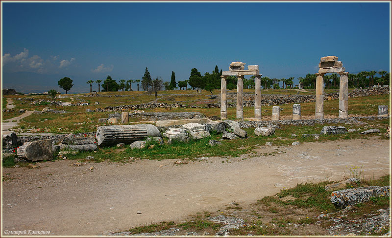 Античные колонны. Фотография входа на территорию Памуккале и Хиераполиса. Турция