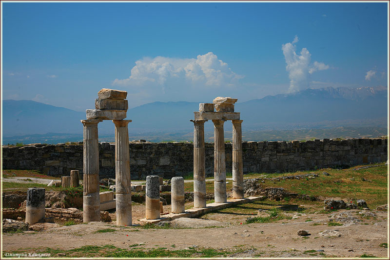 Колонны античного храма. Фото высокого разрешения. Хиераполис. Турция