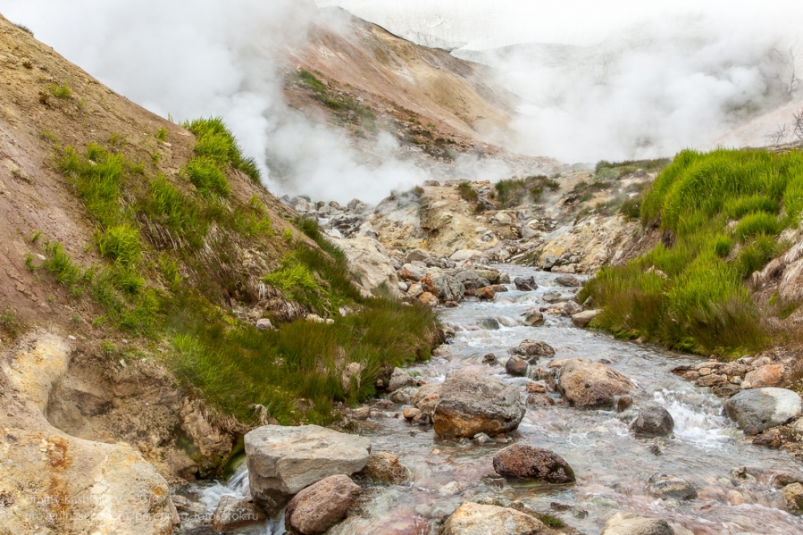 Мини-долина гейзеров у Мутновского вулкана. Камчатка