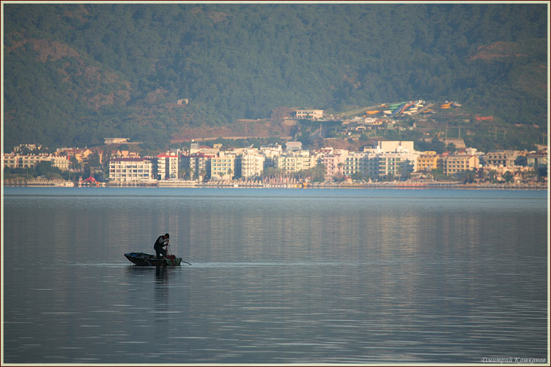 Турецкий рыбак на фоне утреннего Мармариса. Утренний клев