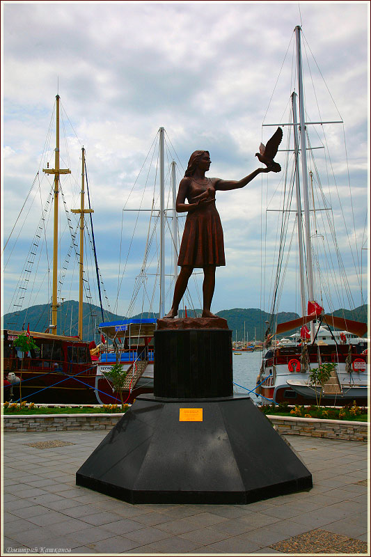 Турция. Мармарис. Памятник. Женщина с голубем