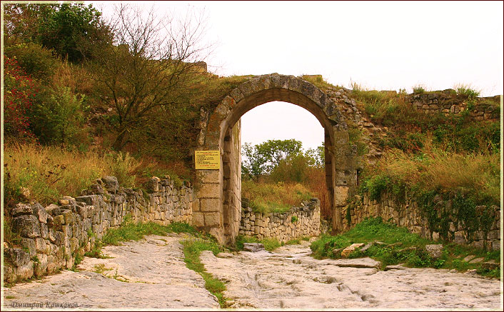 Чуфут кале. Ворота древнего пещерного города. Крым. Бахчисарай