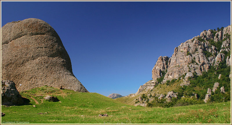 Вершина горы Демержди. Скала Большой палец. Крым. Горный пейзаж. Фотографии.