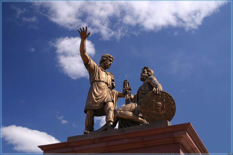Памятник Минину и Пожарскому. Достопримечательности Нижнего Новгорода. Фото