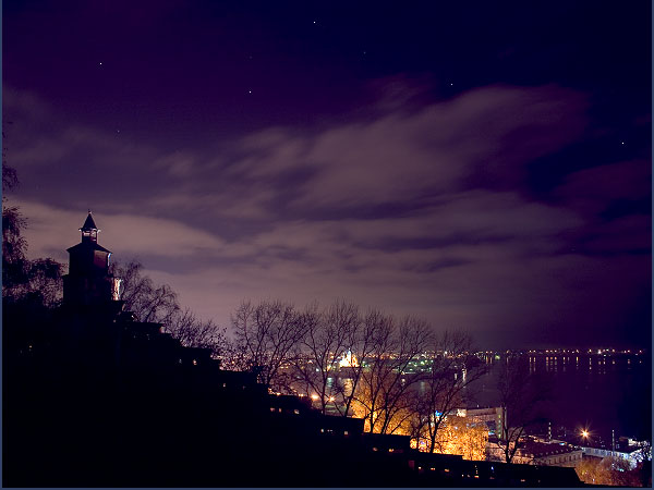 Ночное фото Нижегородского Кремля. часовая башня. Стрелка. Достопримечательности Нижнего Новгорода. Фото