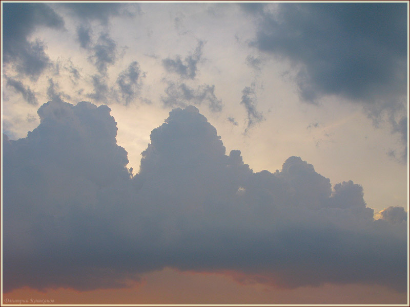 Две тучи встретились в небе. Фото неба и облаков