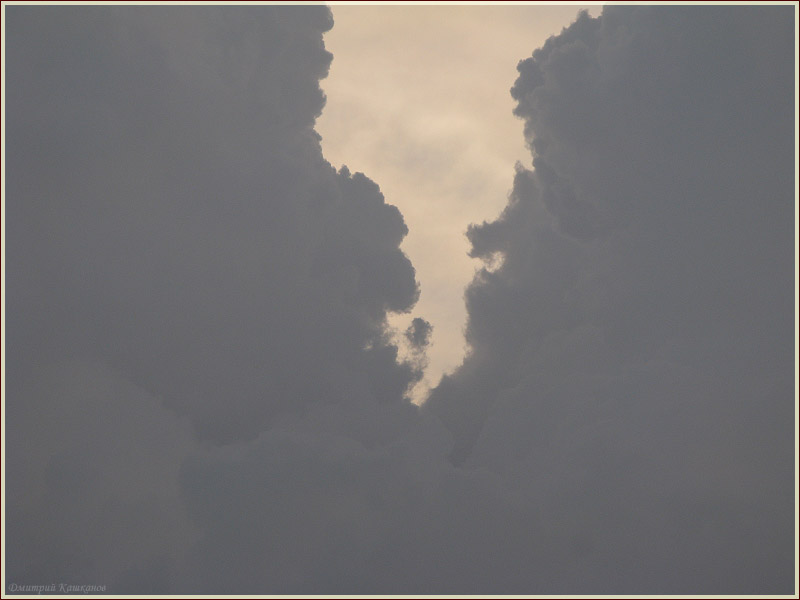 Две тучи встретились в небе. Фото неба и облаков