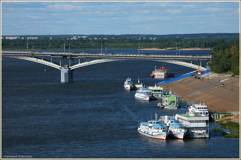 Фото Нижнего Новгорода. Мост через Оку. Теплоходы у пристани