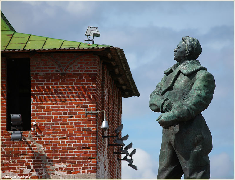 Валерий Чкалов и прожектор на башне. Фото Нижнего Новгорода. Фото телеобъективом